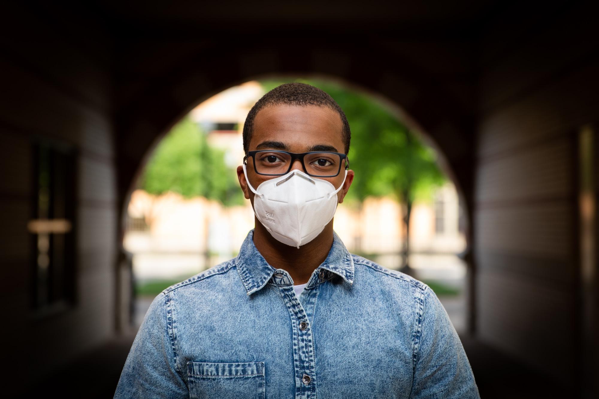 Student wears mask on Pew Campus